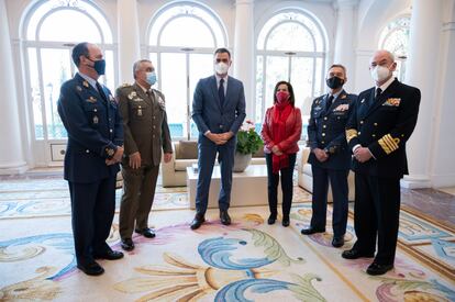 Los cuatro miembros de la cúpula militar, con el presidente del Gobierno y la ministra de Defensa el pasado día 13 en La Moncloa.