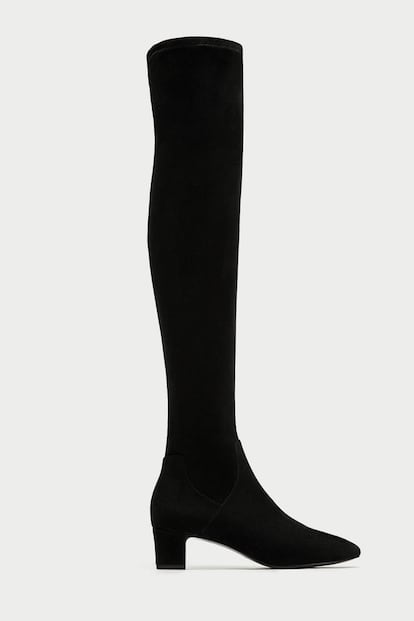 Botas XXL de caña ajustada y tacón perfecto para el día a día. Son de Zara (49,95 euros).