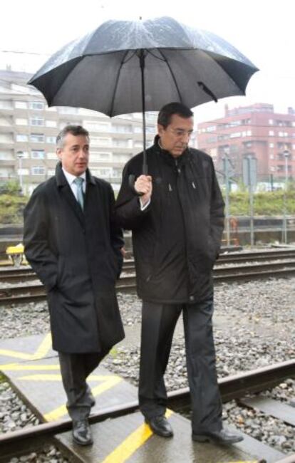 Urkullu (izquierda) y José Luis Bilbao, en Durango.