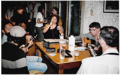 A cantora Fabiana Cozza em uma roda de samba no bar Ó do Borogodó, em São Paulo, no começo de sua carreira.