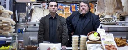 Rafael Metlikovez y Xavier Theros y (a la derecha), en el mercado de Sants