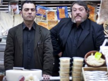 Rafael Metlikovez y Xavier Theros y (a la derecha), en el mercado de Sants