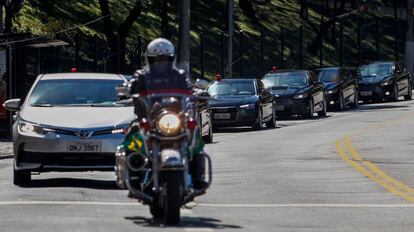 El convoy de Bolsonaro llega al hospital este domingo. 