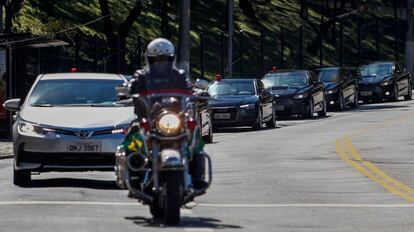 El convoy de Bolsonaro llega al hospital este domingo.