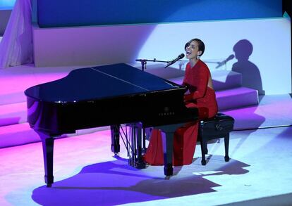 La cantante Alicia Keys canta en la gala.
