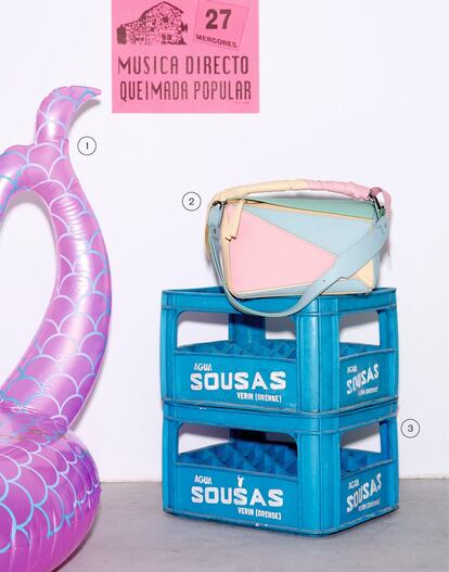 1. Hinchable de cola de sirena de Primark. 9 euros. 2. Bolso Puzzle Wrap, de Loewe. 2.300 euros. 3. Cajas vintage de Agua Sousas, en Ventas Vintage. 10 euros la unidad.