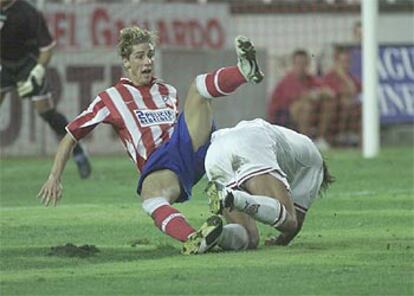 Fernando Torres cae ante el defensa sevillista Javi Navarro.