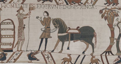 Un mozo de cuadra le entrega al duque Guillermo justo un caballo antes de la batalla de de Hastings, en el tapiz de Bayeux.