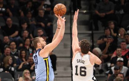 Marc Gasol lanza ante su hermano Pau.