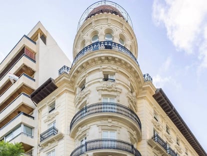 Fachada neoclásica del hotel Casa Alberola, frente a la Marina de Alicante.