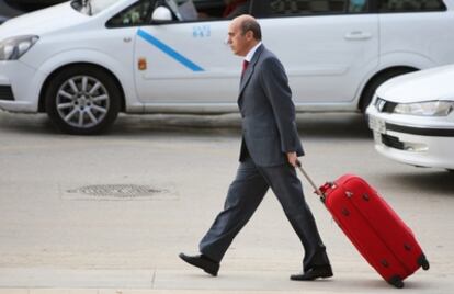 El presidente del Sevilla en la entrada de los juzgados de Málaga.