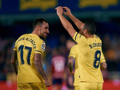 Paco Alcácer celebra su gol con Santi Cazorla.