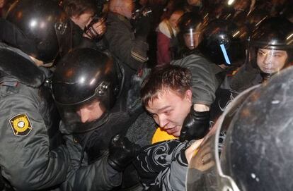 La policía detiene a un manifestante en Moscú.