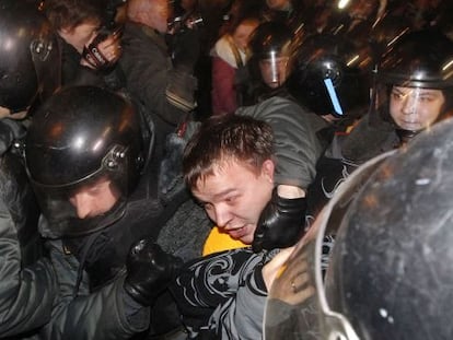 La polic&iacute;a detiene a un manifestante en Mosc&uacute;. 