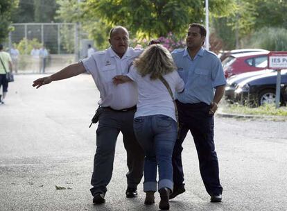 Dos vigilantes de seguridad impiden a la madre de Sandra Palo, María del Mar Bermúdez, entrar en el centro de menores.