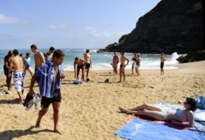 La playa de La Ñora, en Villaviciosa (Asturias), de fina arena y rodeada de acantilados.