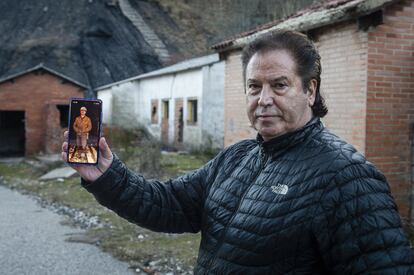 El legado de la mina se aprecia en estos dos hombres. Bardasco, en la imagen, muestra una fotografía que utiliza como fondo de pantalla del móvil. En ella aparece con el casco y la vestimenta de minero, un uniforme que llevó durante muchos años en los yacimientos palentinos. Castrillo tiene una hija, de nombre Bárbara, en honor a la patrona del gremio y también protectora del sector de la industria, donde recaló él tras salir del “tajo”.