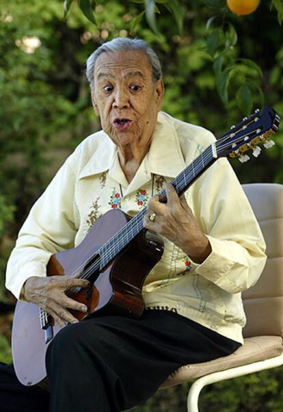 Lalo Guerrero con su inseparable guitarra.