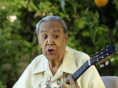 Lalo Guerrero con su inseparable guitarra.