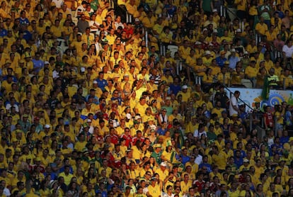 A torcida durante o jogo.