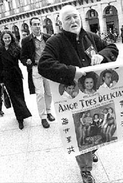 Rafael Mendizabal, ayer en San Sebastián, con el cartel de su obra.