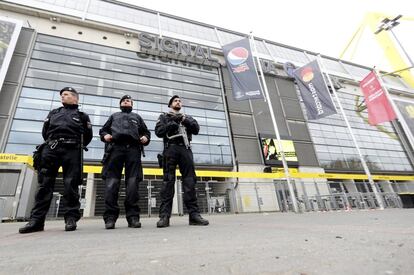 Varios miembros de la policía montan guardia en los alrededores del estadio Signal Iduna Park en Dortmund (Alemania). El equipo alemán de fútbol Borussia Dortmund informó hoy de que la policía ha reforzado las medidas de seguridad en el estadio.