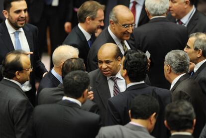 El embajador libio en Naciones Unidas, Mohamed Shalgham. recibe el apoyo de otros delegados antes del inicio de la votación del Consejo de Seguridad de la ONU.
