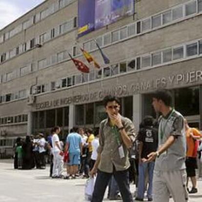 La crisis frena el goteo de las bajas universitarias