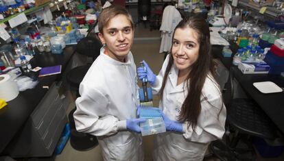 Celia Morales y Gonzalo Roig, alumnos integrantes del programa Ac&eacute;rcate dentro del Plan de Formacion CNIC-Joven. 