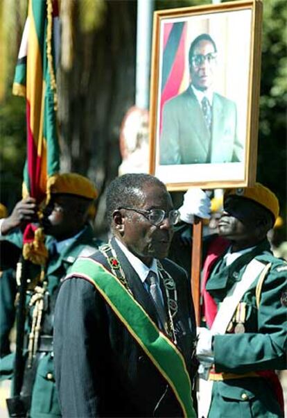 Robert Mugabe pasa revista la Guardia de Honor, ayer en Harare.