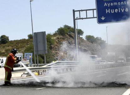 Los Bomberos limpian la carretera de acceso al Puente Internacional de Ayamonte, cortado por las protestas de los pescadores onubenses.