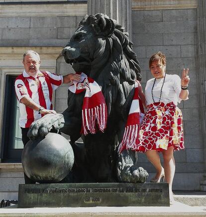 Fotografía facilitada por el PNV de los diputados Pedro Azpiazu e Isabel Sánchez Robles en la puerta principal del Congreso.