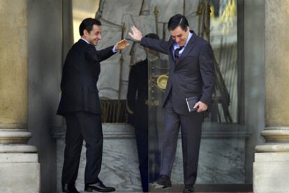 El presidente Nicolas Sarkozy (izquierda) despide al primer ministro, François Fillon, a las puertas del Palacio del Elíseo.