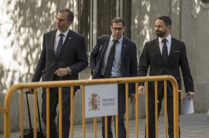 De izquierda a derecha, los letrados de Vox Javier Ortega, Pedro Fernández y Santiago Abascal llegan este miércoles al Tribunal Supremo.