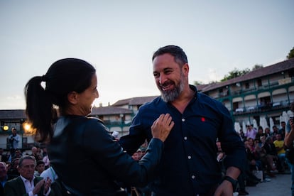 El líder de Vox, Santiago Abascal, y la candidata del partido a la presidencia de la Comunidad de Madrid, Rocío Monasterio, durante un acto en la plaza Mayor de Chinchón, el jueves.