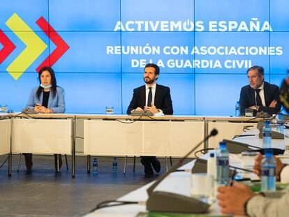 El líder del PP, Pablo Casado, se reúne en la sede del partido con representantes de una decena de asociaciones de la Guardia Civil.