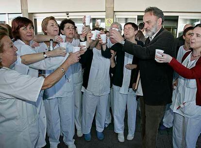 El doctor Montes celebra el archivo de la causa delante del hospital el pasado 28 de enero.