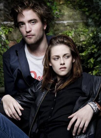 Y abajo, Robert Pattinson con Kristen Stewart  en <i>Crepúsculo.</i>