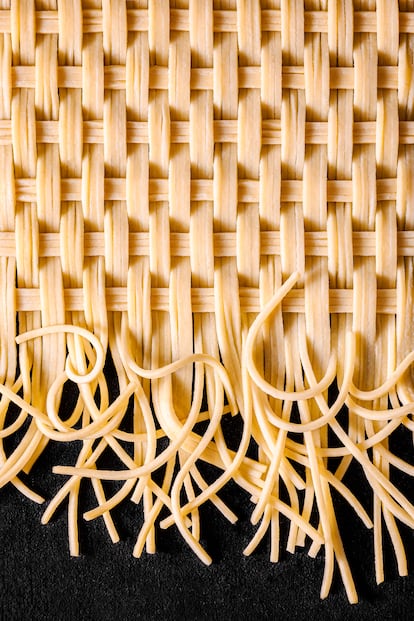 'Pon toda tu pasta en una sola cesta'. Tradicionalmente elaborados con hebras y espirales, el objetivo de esta imagen era explorar cómo capturar los espaguetis tejiendo grupos de hebras de esta pasta.