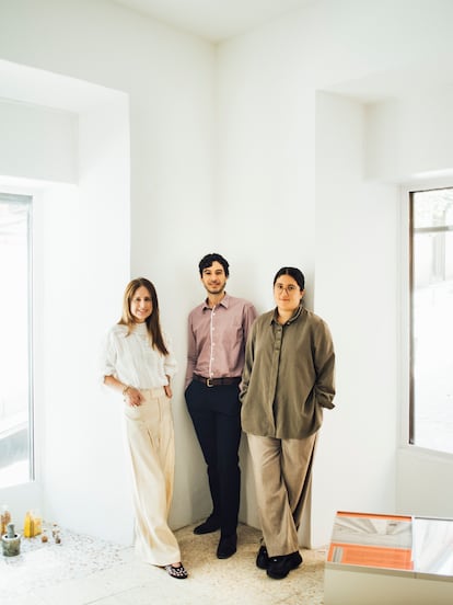 Los galeristas de la limeña Crisis (Alexandra Morales, Juan Luis Balarezo y Alejandra Monteverde), 50% de Bombon Crisis, ultimando el montaje de la exposición en la sede de Malasaña.