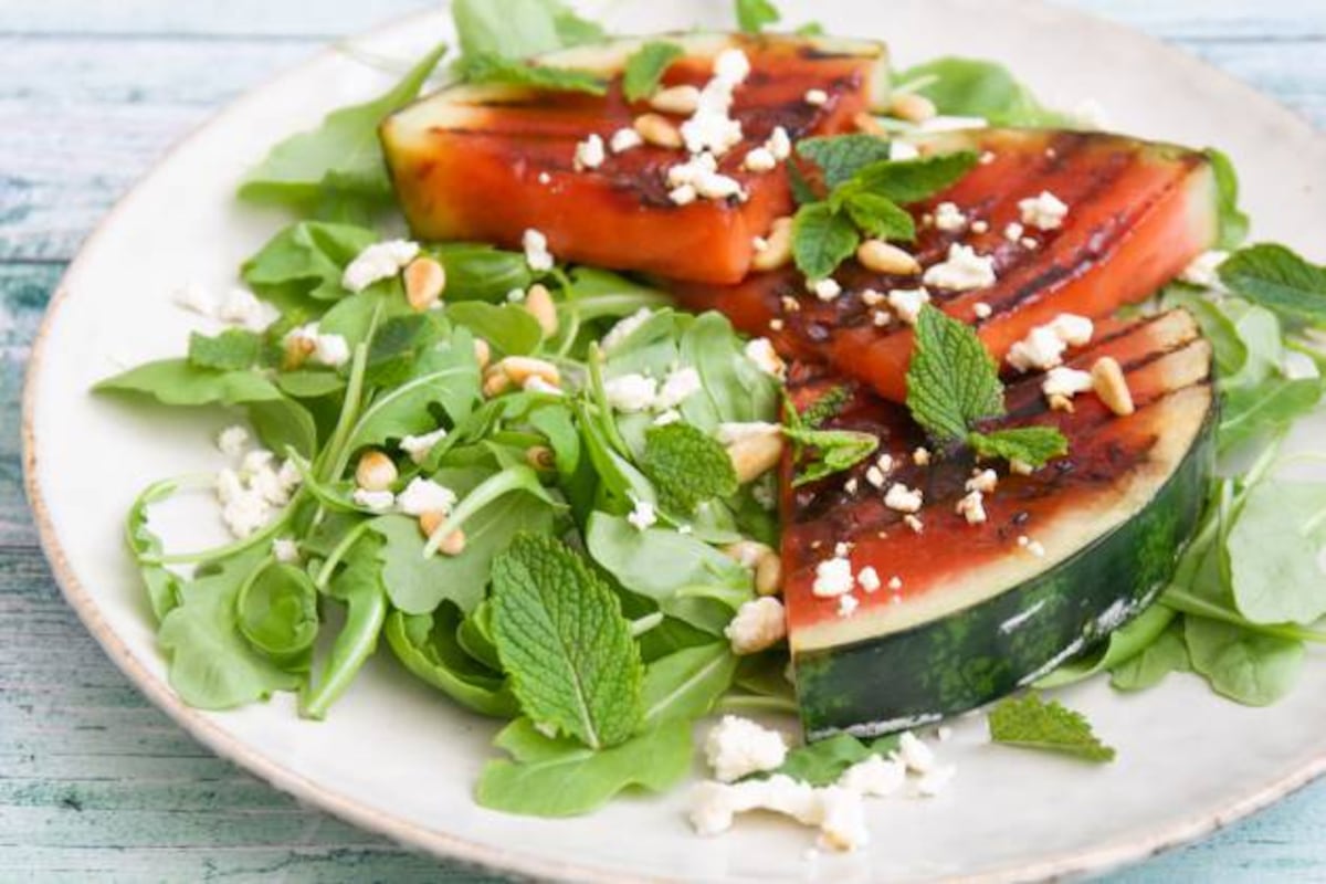 Ensalada de sandía al grill con queso feta