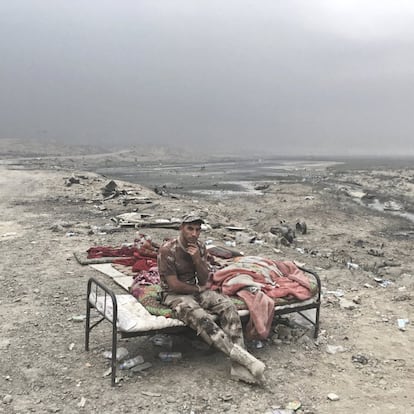 Alaa Hashid, de Shura (Irak), es un soldado del Ejército iraquí. Posa para un retrato en un punto de control de Qayara (Irak), el 26 de octubre. Militares y policías iraquíes, milicianos chiíes y peshmerga han estado avanzando por varios frentes hacia Mosul, con el apoyo de la aviación de combate de la coalición liderada por Estados Unidos.