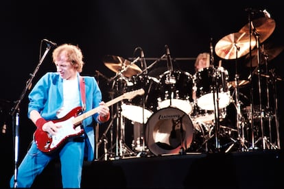 Mark Knopfler, en un concierto con Dire Straits de la gira 'Brothers in Arms', en julio de 1985 en el Wembley Arena (Londres).