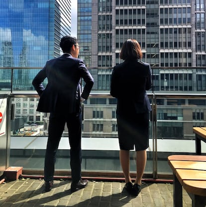 Jóvenes empleados en Marunouchi distrito financiero de Tokio.