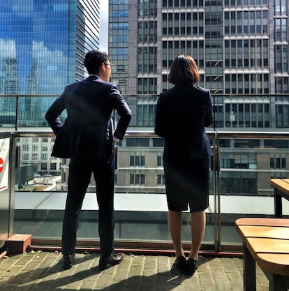 J&oacute;venes empleados en Marunouchi distrito financiero de Tokio. 
 