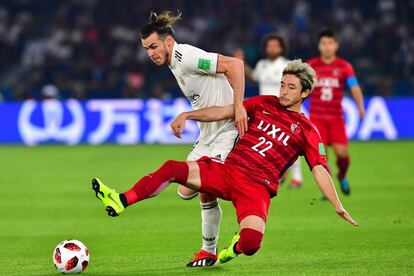 Daigo Nishi y Gareth Bale disputan el balón.