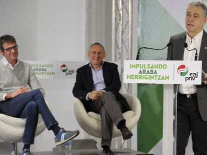 El lehendakari junto al diputado general de Álava, Ramiro González y el alcalde de Vitoria, Gorka Urtaran, con deportivas. 