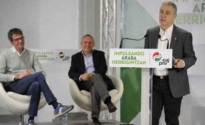 El lehendakari junto al diputado general de Álava, Ramiro González y el alcalde de Vitoria, Gorka Urtaran, con deportivas.
