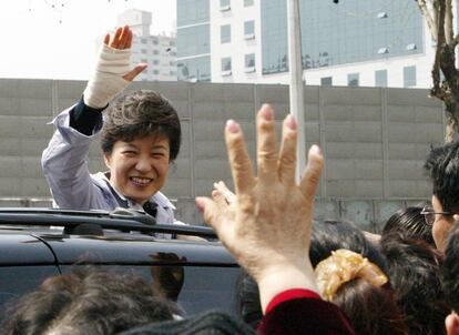 Imagen de archivo tomada en 2004 de la campa&ntilde;a electoral de la entonces candidata a presidenta Park Geun-hye.