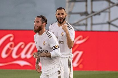 Karim Benzema, con el puño en alto, celebra un gol al lado de Sergio Ramos ante el Villarreal esta noche en el Alfredo Di Stéfano.